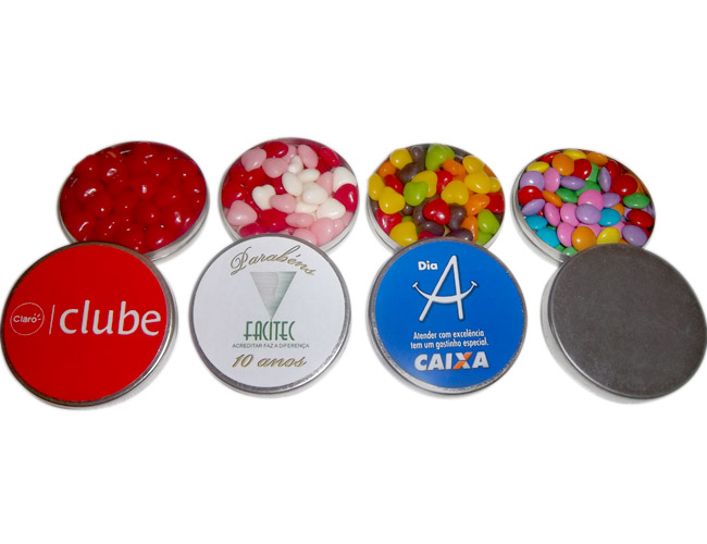   latinhas personalizadas com balas e confetes